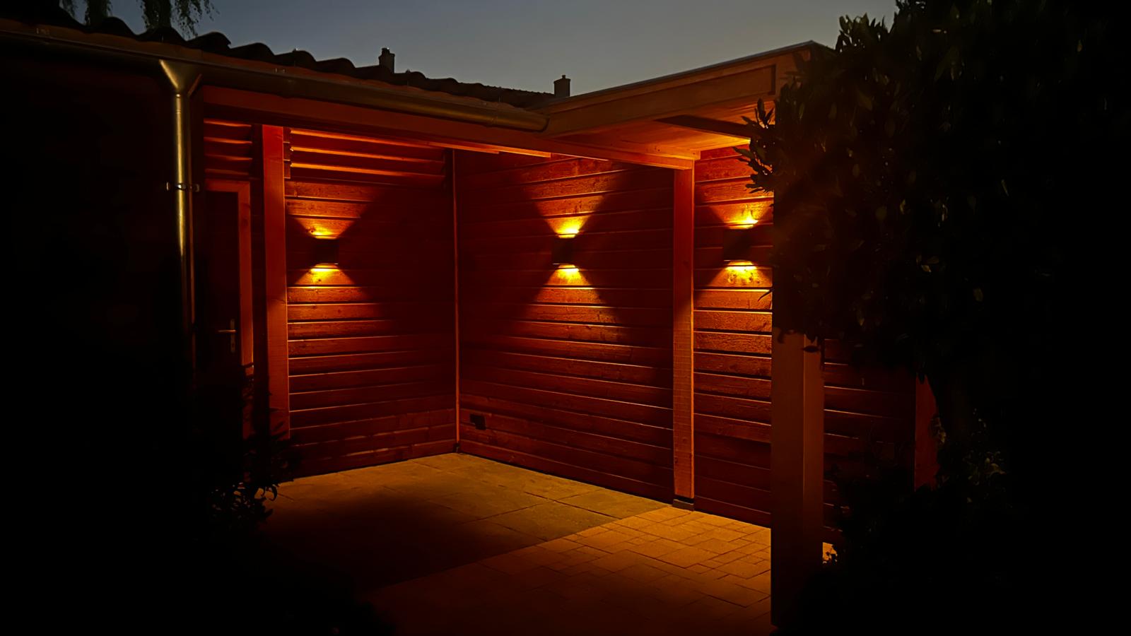 Houten buitenverblijf met warme avondverlichting